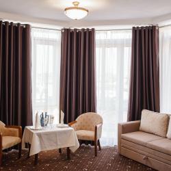 Номер полулюкс улучшенный с 1 двуспальной кроватью (с завтраком) #202