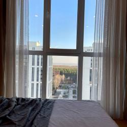 Фото Отель Новая квартира с кроватью возле панорамного окна, высокий этаж