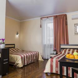 Номер улучшенный с 2 двуспальными кроватями (с завтраком)