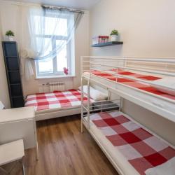 Семейный номер с 1 двуспальной кроватью и 1 двухъярусной кроватью (удобства на этаже)