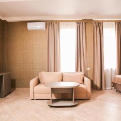 Номер полулюкс с 1 двуспальной кроватью с видом на море (с балконом)