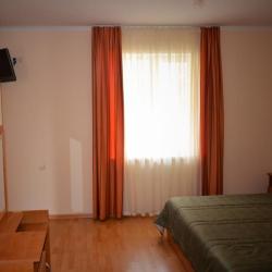 Номер стандарт с 1 двуспальной кроватью и диваном