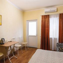 Номер стандарт с 1 двуспальной кроватью (цокольный этаж)