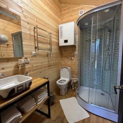 Коттедж улучшенный с 1 двуспальной кроватью и диваном