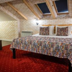 Номер стандарт улучшенный с 1 двуспальной кроватью (мансарда)