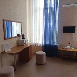 4-местный номер улучшенный семейный с 1 двуспальной кроватью