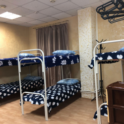 Кровать в мужском 10-местном номере (удобства на этаже)