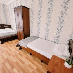 Комната стандарт с 1 односпальной и 2 двуспальными кроватями