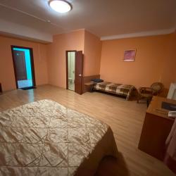 Номер стандарт с 1 односпальной и 1 двуспальной кроватью
