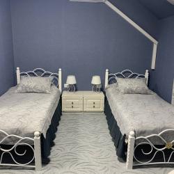 Номер стандарт с 2 односпальными кроватями и диваном