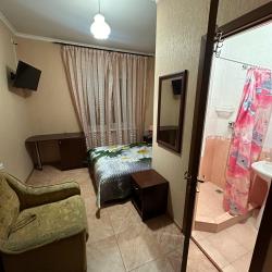 Комната стандарт с 1 двуспальной кроватью и креслом