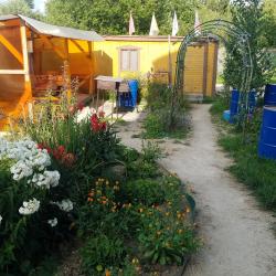Комната эконом с 3 односпальными кроватями и одной двухъярусной кроватью