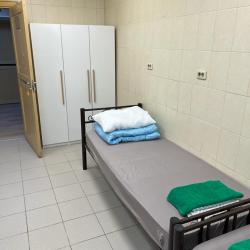 Кровать в 3-местном общем номере. Удобства на этаже