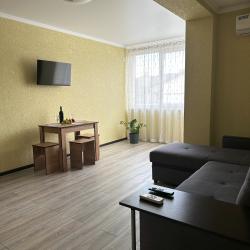 2-комнатный номер люкс улучшенный с 1 односпальной и 1 двуспальной кроватью