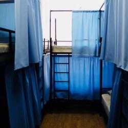 Кровать в общем мужском номере с 5-двухъярусными кроватями 20м²
