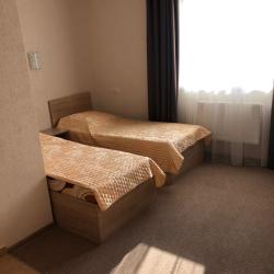 Номер стандарт с 2 односпальными и 1 двуспальной кроватью