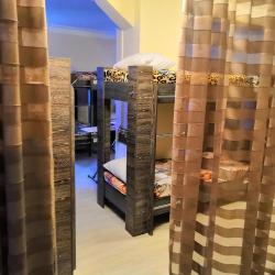 Кровать в общей мужской комнате с 10 двухъярусными кроватями