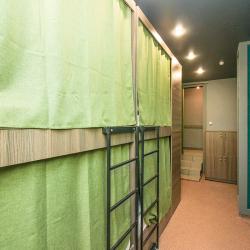 Кровать в 8-местном общем номере (без окна)