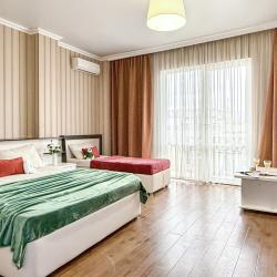 Комната стандарт с 2 односпальными и 1 двуспальной кроватью с балконом