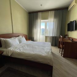 Номер улучшенный с 1 односпальной и 1 двуспальной кроватью