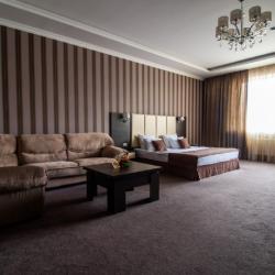 Номер полулюкс с 1 двуспальной кроватью