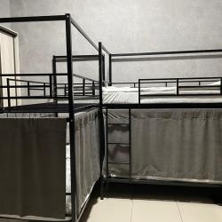 Кровать в 8-местном общем мужском номере