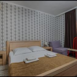 2-комнатный номер стандарт с 1 двуспальной кроватью и диваном