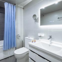 Номер люкс с двуспальной кроватью