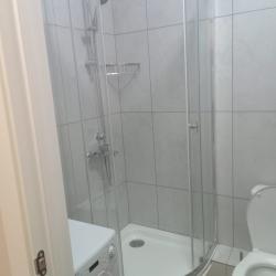 1-комнатные апартаменты улучшенные Серая квартира-студия с одной большой кроватью