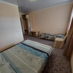 Комната эконом с 2 односпальными и 1 двуспальной кроватью