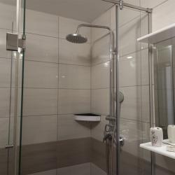 Номер стандарт с 1 двуспальной кроватью c боковым видом на море