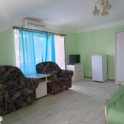 Номер стандарт с 2 односпальными и 1 двуспальной кроватью с балконом