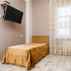 Номер люкс с 1 односпальной и 1 двуспальной кроватью