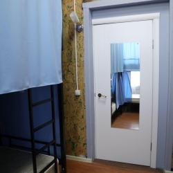 Кровать в общем мужском номере с 5-двухъярусными кроватями 20м²