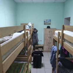 Кровать в мужском 8-местном номере (удобства на этаже)