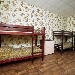 Кровать в 8-местном общем номере