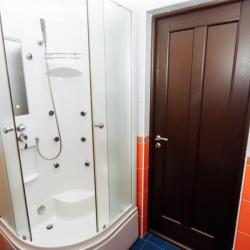 Номер стандарт с 1 односпальной и 1 двуспальной кроватью (мансарда)
