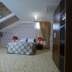 Номер люкс с 1 односпальной и 2 двуспальными кроватями (мансарда)