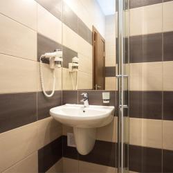 Номер стандарт с 2 односпальными кроватями (вид в атриум)