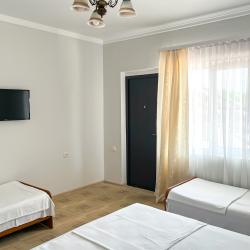 Номер стандарт с 2 односпальными и 1 двуспальной кроватью