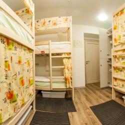 Кровать в 8-местном общем мужском номере
