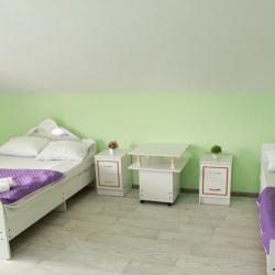 Номер стандарт с 2 односпальными и 1 двуспальной кроватью с балконом