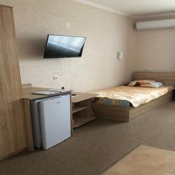 Номер стандарт с 1 односпальной и 1 двуспальной кроватью