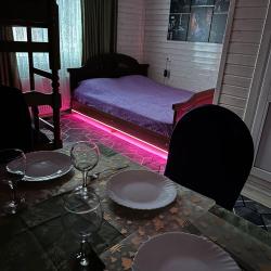 Номер улучшенный с 1 двуспальной кроватью и 1 двухъярусной кроватью