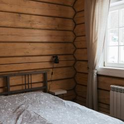 Коричневый дом с видом на озеро