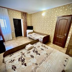 Номер стандарт с 1 односпальной и 1 двуспальной кроватью