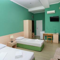 Номер комфорт с 1 односпальной и 1 двуспальной кроватью