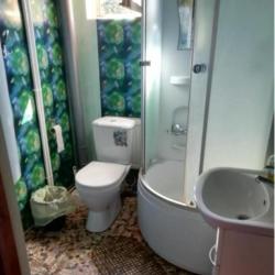 Комната эконом с 1 двухъярусной и 2 односпальными кроватями