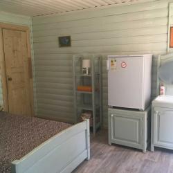 Комната стандарт с 1 двуспальной кроватью и 1 двухъярусной кроватью (душ на территории)