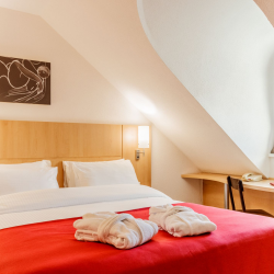 Номер Junior Suite, вид на город или на крыши - с двуспальной кроватью и диваном